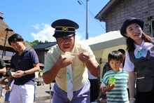 流しそうめんを食べるバナナマン日村。