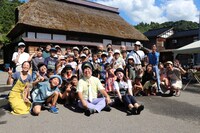 「ひむバス！～新潟・糸魚川市～」のロケ地にて、バナナマン日村ら。