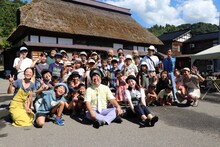 「ひむバス！～新潟・糸魚川市～」のロケ地にて、バナナマン日村ら。