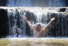 川で遊ぶバナナマン日村。