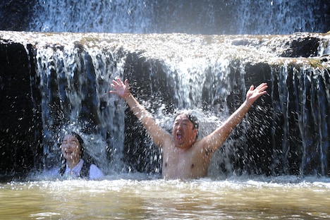 川で遊ぶバナナマン日村。