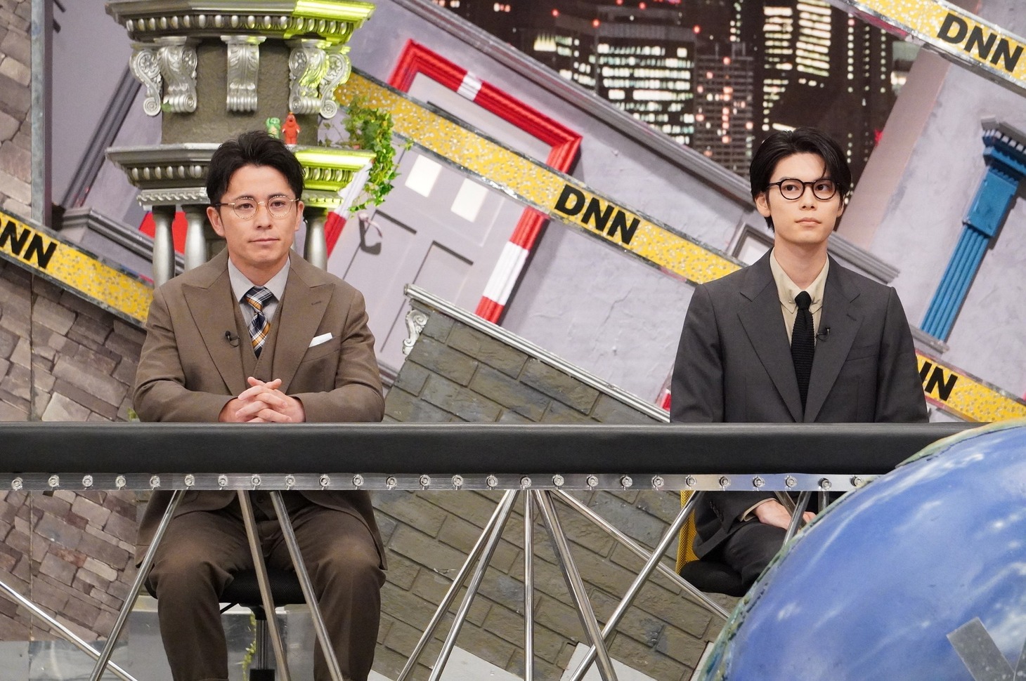 オリエンタルラジオ藤森と萩原利久。(c)フジテレビ