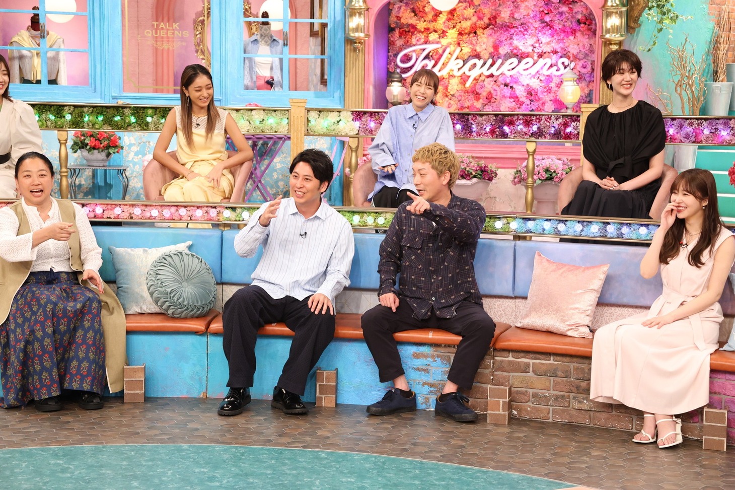 ニューヨークと「トークィーンズ」のメンバーたち。(c)フジテレビ