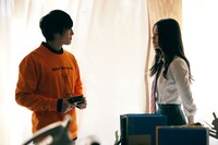 EXIT兼近演じる田中陽一と志田彩良演じる村尾修子。