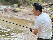 晩ごはんの魚を釣るダイアン津田。(c)ABCテレビ