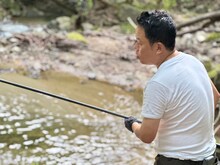 晩ごはんの魚を釣るダイアン津田。(c)ABCテレビ