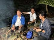 焚き火を囲むMの東出昌大（右）とゲストのダイアン。(c)ABCテレビ