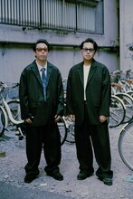 さらば青春の光を起用した「Sourcream麻雀倶楽部」のキービジュアル。