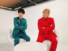 MCを務めるダウ90000蓮見（左）とメイプル超合金カズレーザー（右）。