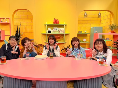 左から、蛙亭イワクラ、YOU、門脇麦、Aマッソ加納、吉住。(c)テレビ朝日