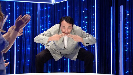 カニのモノマネを披露するアンガールズ田中。(c)NHK