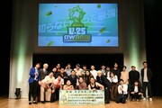 「UNDER 25 OWARAI CHAMPIONSHIP」ファイナリストとMCの三四郎、審査員ら。