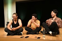 インタビューに応えるえびしゃ。左から中村、サエキ、大根。