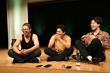 インタビューに応えるえびしゃ。左から中村、サエキ、大根。