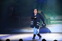 歌詞を飛ばしながらもボックスは踏む弥七（マユリカ中谷）。