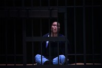 拘束される弥七（マユリカ中谷）。