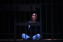 拘束される弥七（マユリカ中谷）。