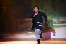 1曲目でボックスを踏む弥七（マユリカ中谷）。