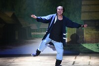 薬草を採りに、あっちかこっちか迷いながらも道を進んでいく弥七（マユリカ中谷）。