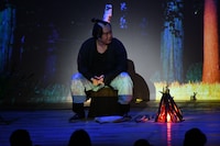 山の中で焚き火をする弥七（マユリカ中谷）。