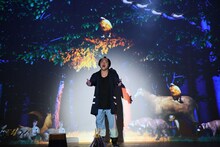 2023年9月に上演されたマユリカ中谷の1人ミュージカル公演「七里、山越えて」より