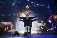 「七里、山越えて」より、歌っていると動物が集まってきた場面。