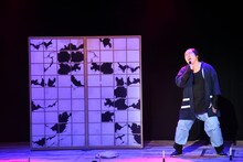 まさかのラップ曲を歌う弥七（マユリカ中谷）。