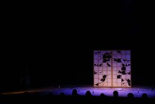 弥七（マユリカ中谷）が厠（＝舞台袖）に行ってしまい、舞台上に人がいなくなった場面。