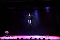 宙を舞う弥七（マユリカ中谷）。