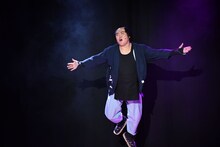 紀伊國屋サザンシアター TAKASHIMAYAのステージ上空を舞うマユリカ中谷。