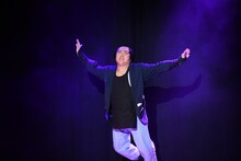 翼を広げて自由に飛びたい弥七（マユリカ中谷）。