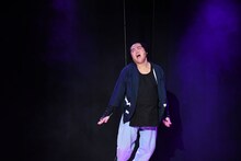 翼を広げて自由に飛びたい弥七（マユリカ中谷）。