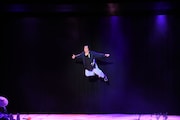マユリカ中谷の1人ミュージカル公演「七里、山越えて」の様子。