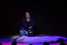 おふうの手を握る弥七（マユリカ中谷）。