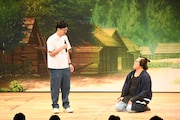 マユリカ中谷の1人ミュージカル公演「七里、山越えて」のエンディングに阪本が登場した場面。