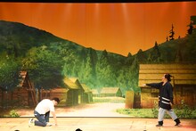 嫌だったアクションシーンを再現するマユリカ阪本（左）。