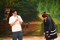 紙にメモした違和感を読み上げていくマユリカ阪本（左）。