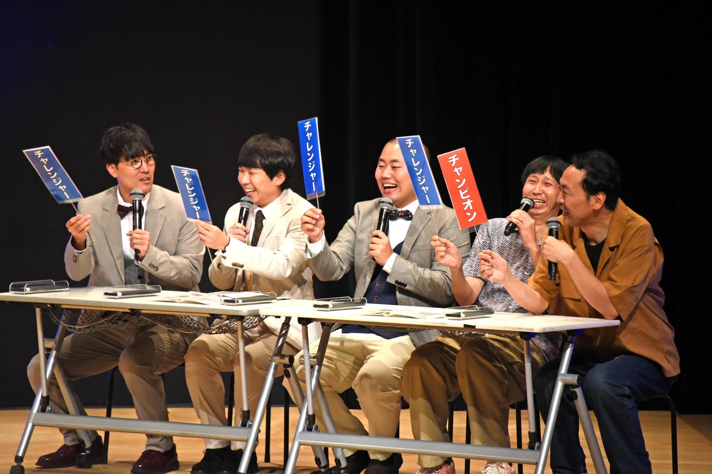 「なんでも1分アピールバトル」の審査を務める（左から）ハナコ、アンガールズ。