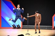 「なんでも1分アピールバトル」で勝利し、飛び跳ねるジグロポッカ・山本システム（左）。