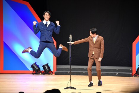 「なんでも1分アピールバトル」で勝利し、飛び跳ねるジグロポッカ・山本システム（左）。