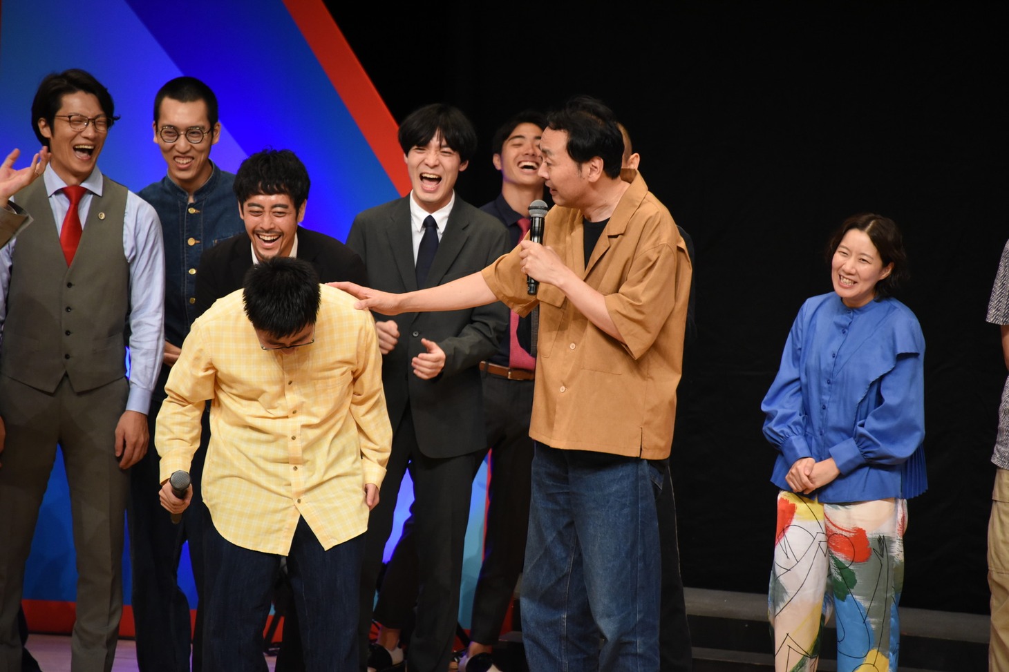 小競り合いを繰り広げる（左から）ゼンモンキー荻野、アンガールズ田中。