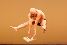 「ツアー野グソ」の東京追加公演で誇張モノマネを披露するハリウッドザコシショウ。（撮影：二瓶 彩）