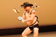 新アイテム・シンバルを装着し、サイレンを鳴らしながら喚き散らすハリウッドザコシショウ。（撮影：二瓶 彩）