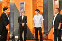 TCクラクション（中央）とサンドウィッチマン。(c)テレビ朝日