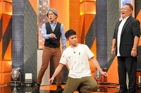 スパイシーガーリックとサンドウィッチマン伊達（右）。(c)テレビ朝日