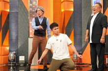 スパイシーガーリックとサンドウィッチマン伊達（右）。(c)テレビ朝日