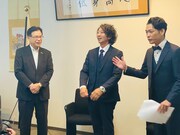 横須賀商工会議所の特命職員として意気込みを語るイシバシハザマ石橋（中央）。（写真提供：吉本興業）