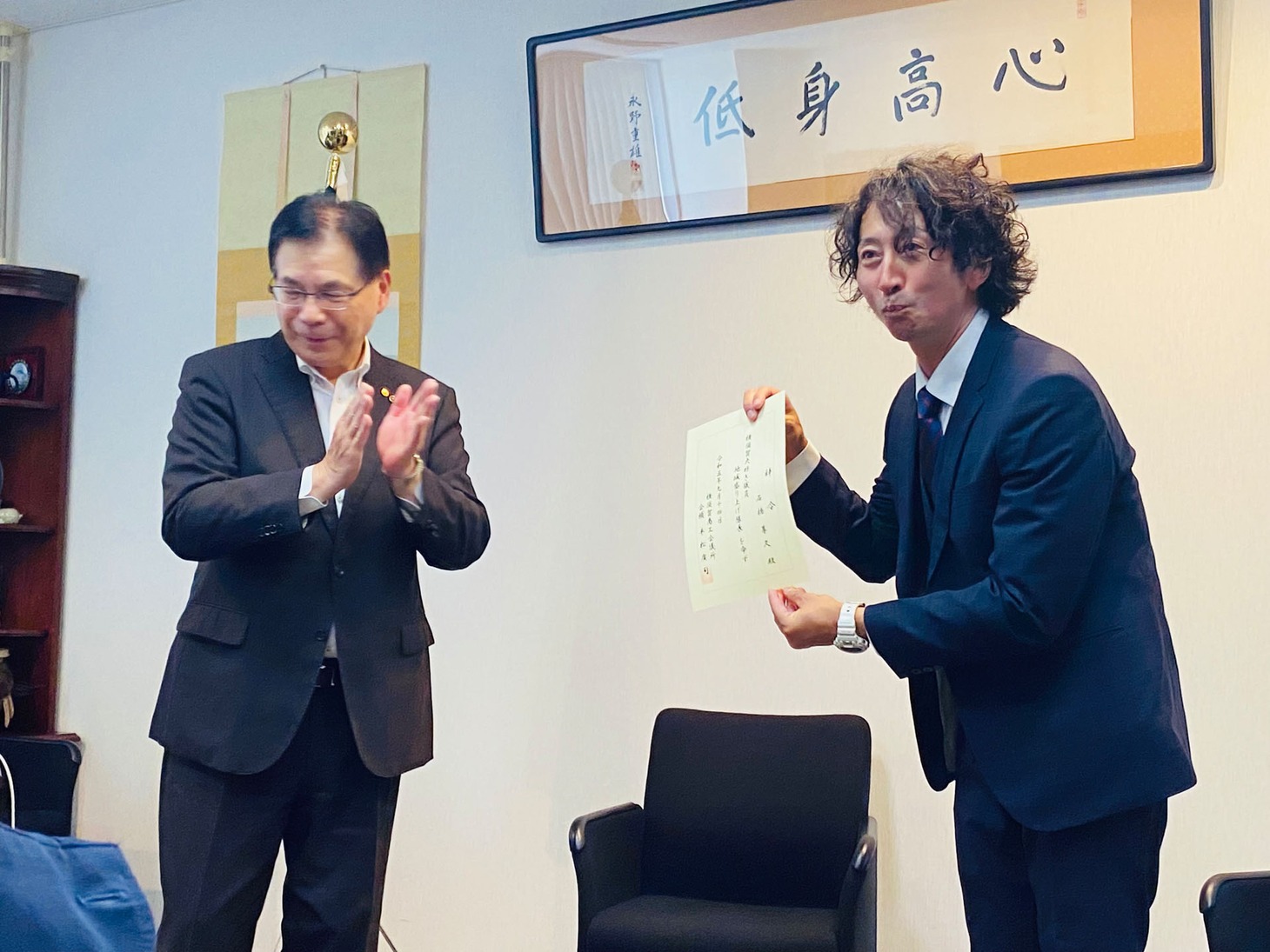 イシバシハザマ石橋は最終面接に合格し、無事に辞令交付式が行われた。（写真提供：吉本興業）