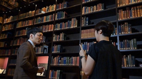 東洋文庫を訪れる男性ブランコ平井。(c)NHK