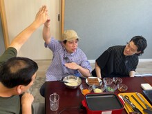 「霜降り明星のあてみなげ」のワンシーン。(c)静岡朝日テレビ